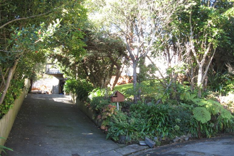 Photo of property in 3 Royston Way, Newlands, Wellington, 6037