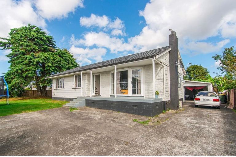 Photo of property in 42 Staverton Crescent, Mangere, Auckland, 2022