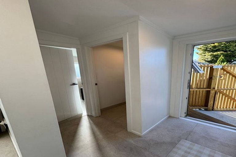 Photo of property in 55 Sunset Road, Totara Vale, Auckland, 0632