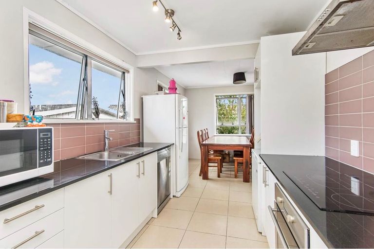 Photo of property in 42 Staverton Crescent, Mangere, Auckland, 2022