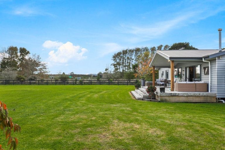 Photo of property in 124 Boord Crescent, Kumeu, 0891