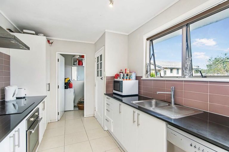 Photo of property in 42 Staverton Crescent, Mangere, Auckland, 2022