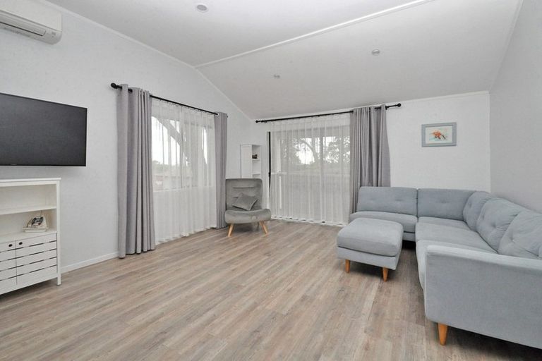 Photo of property in 109 Don Buck Road, Massey, Auckland, 0614