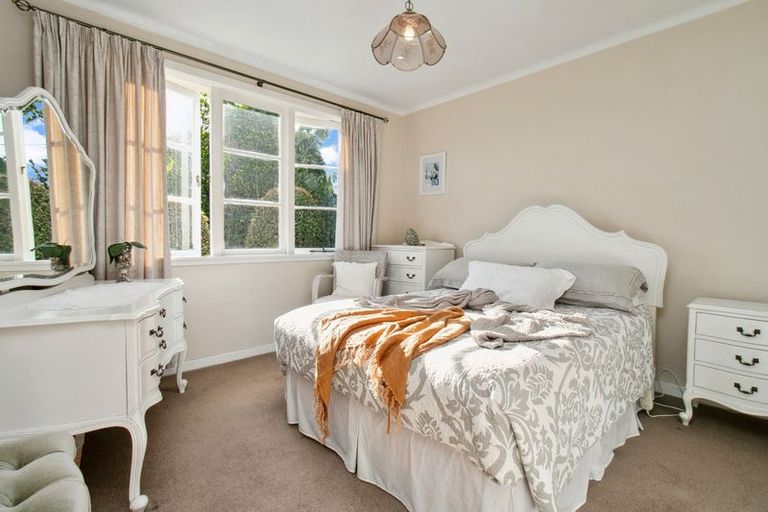 Photo of property in 63 Forrest Hill Road, Milford, Auckland, 0620