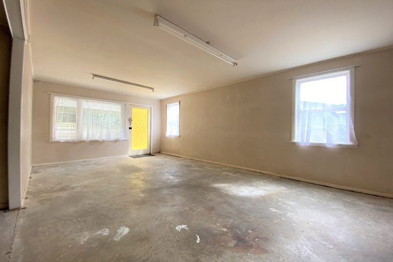 Photo of property in 38 Royal View Road, Te Atatu South, Auckland, 0610
