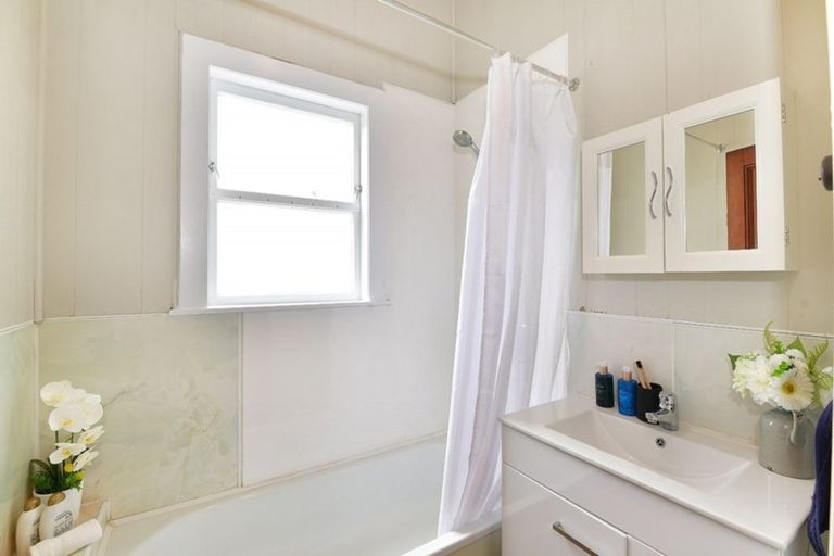 Photo of property in 21 Railway Street, Helensville, 0800