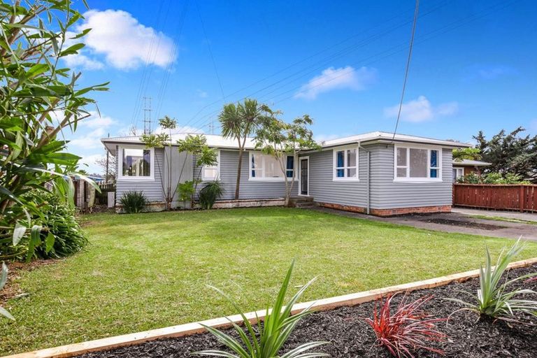 Photo of property in 10 Royal View Road, Te Atatu South, Auckland, 0610