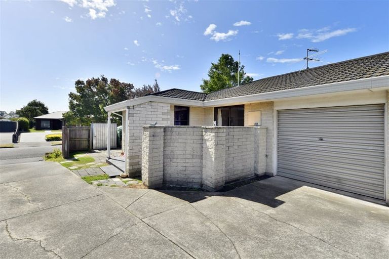 Photo of property in 37 Karnak Crescent, Russley, Christchurch, 8042