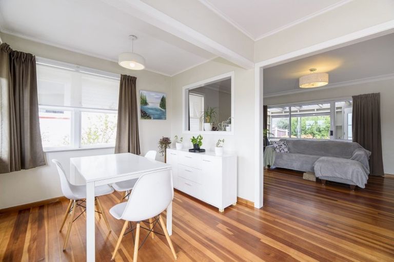 Photo of property in 18 Huruhuru Road, Massey, Auckland, 0614