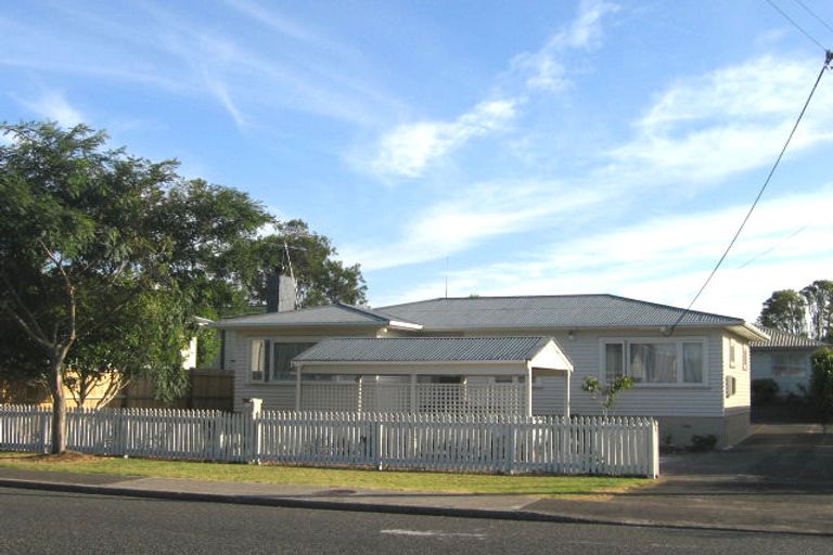 Photo of property in 1/122 Chivalry Road, Glenfield, Auckland, 0629