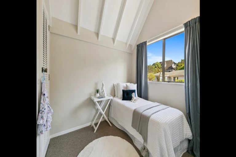 Photo of property in 7b Ladbrooke Drive, Newlands, Wellington, 6037