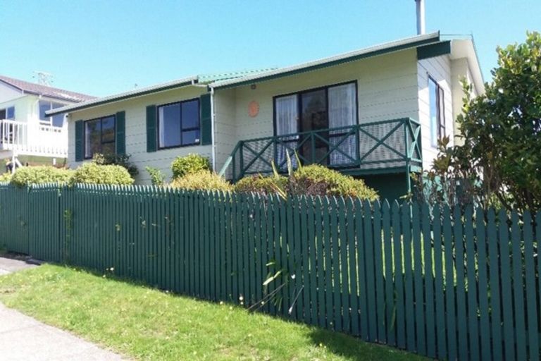Photo of property in 14 Edgecombe Street, Newlands, Wellington, 6037