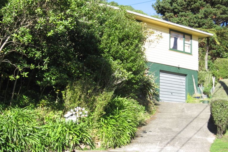 Photo of property in 5 Royston Way, Newlands, Wellington, 6037