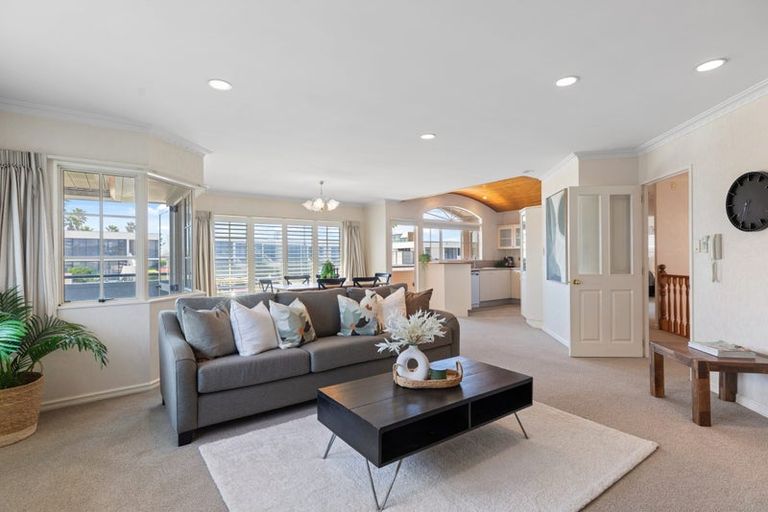 Photo of property in 15 Dungarvon Place, Clendon Park, Auckland, 2103