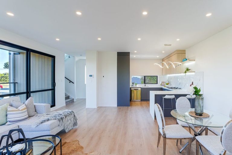 Photo of property in 858e East Coast Road, Northcross, Auckland, 0630