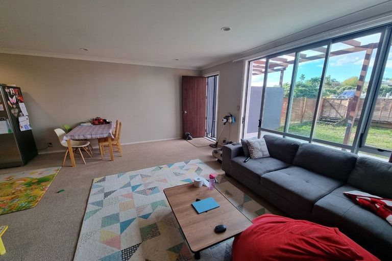 Photo of property in 9b Clearwater Cove, West Harbour, Auckland, 0618