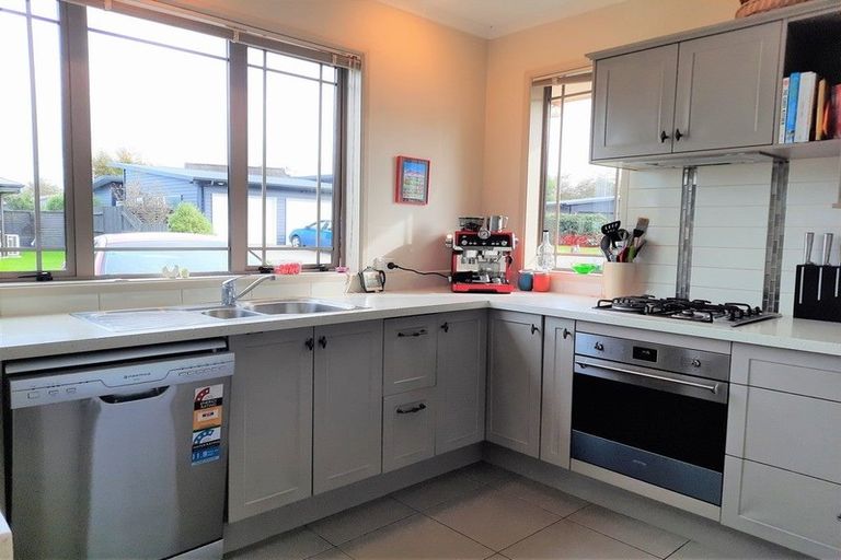 Photo of property in 1 D'urville Place, Kelvin Grove, Palmerston North, 4414