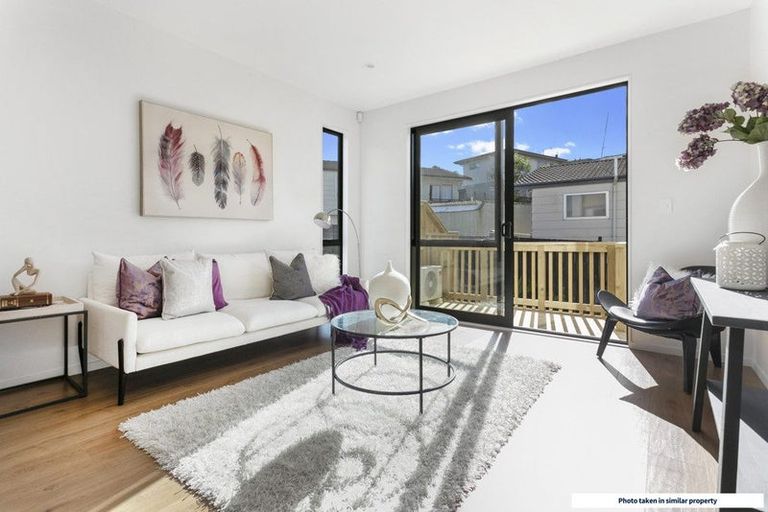 Photo of property in 2/7 Cedar Heights Avenue, Massey, Auckland, 0614