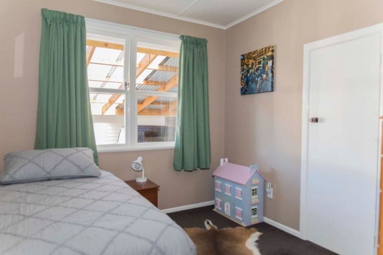 Photo of property in 17 Smith Street, Dannevirke, 4930