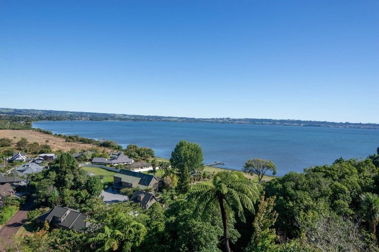 Photo of property in 10 Naera Place, Kawaha Point, Rotorua, 3010
