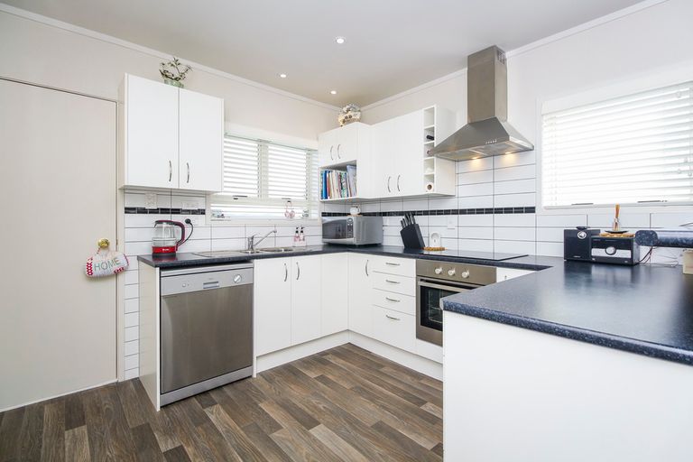 Photo of property in 2/22 Norcross Avenue, Henderson, Auckland, 0612