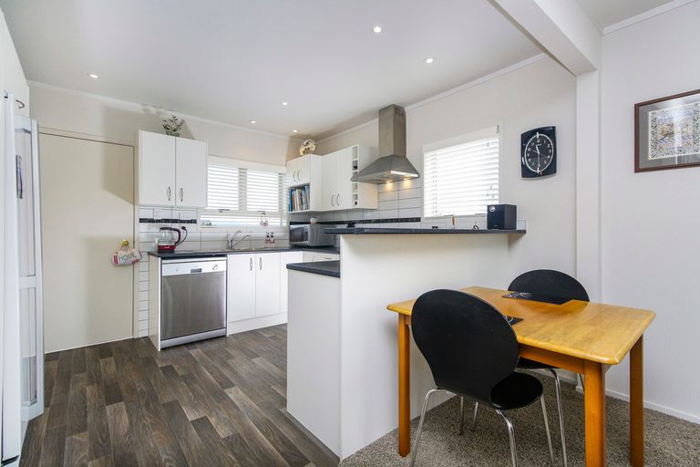 Photo of property in 2/22 Norcross Avenue, Henderson, Auckland, 0612