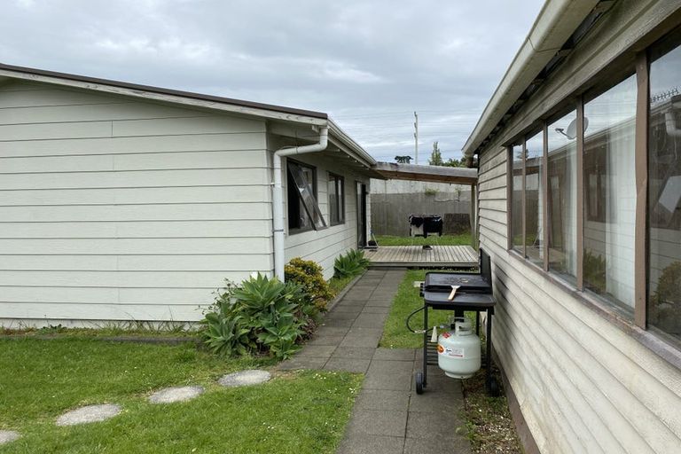 Photo of property in 17 Huruhuru Road, Massey, Auckland, 0614