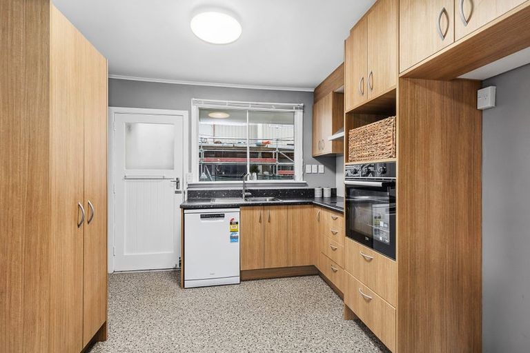 Photo of property in 2/246 Main Road, Tawa, Wellington, 5028
