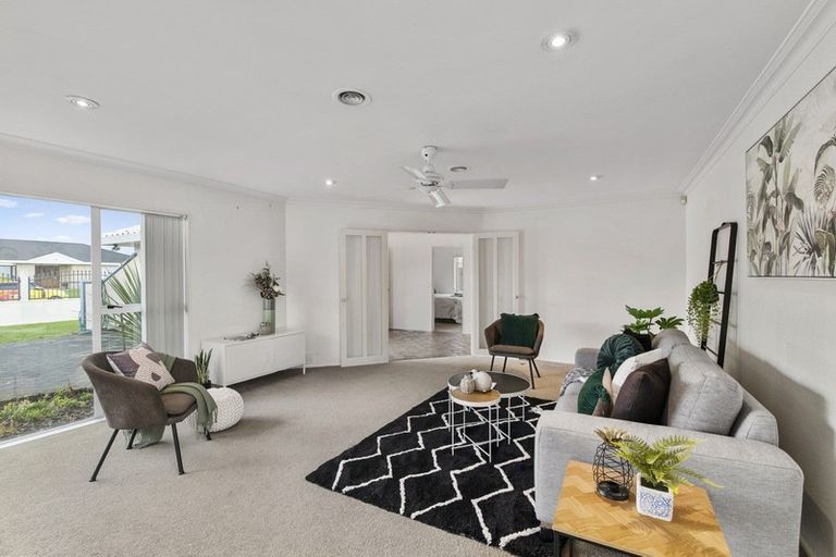 Photo of property in 32 Easton Way, Levin, 5510