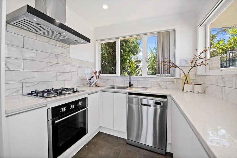 Photo of property in 2 Glengarry Road, Glen Eden, Auckland, 0602