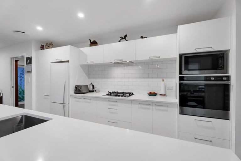 Photo of property in 2 Rayner Way, Glen Avon, New Plymouth, 4312