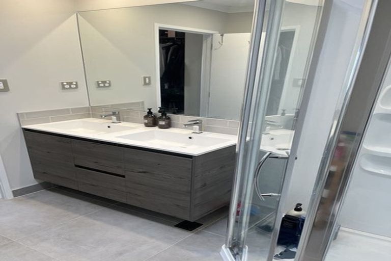 Photo of property in 32 Hobsonville Point Road, Hobsonville, Auckland, 0616