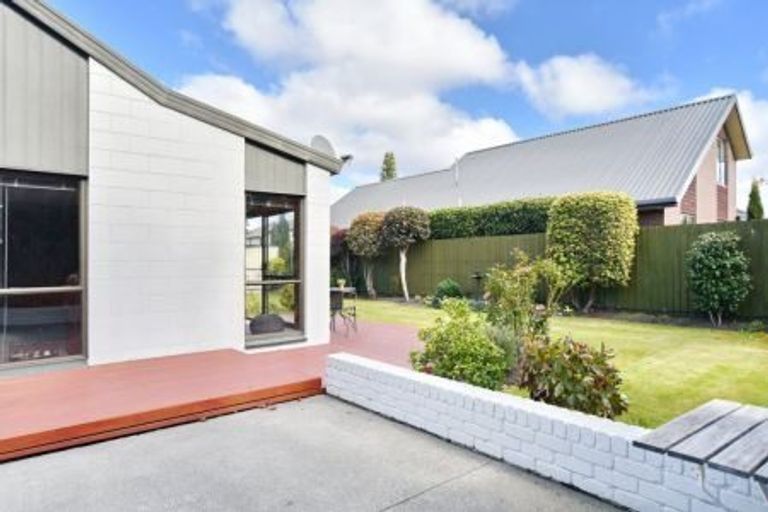 Photo of property in 72 Sarabande Avenue, Redwood, Christchurch, 8051