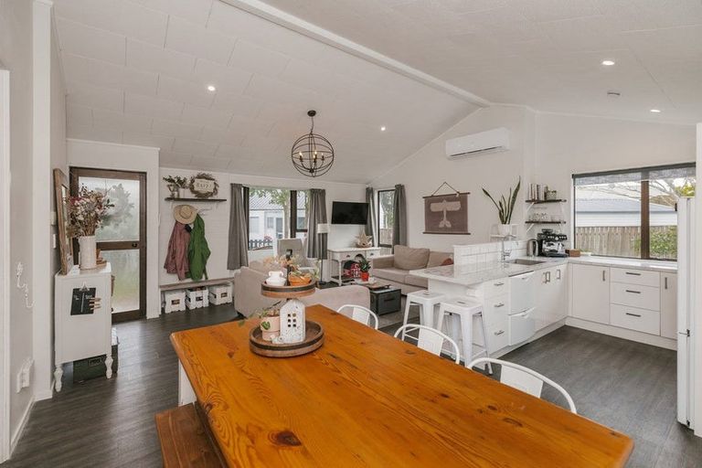 Photo of property in 21 Peppertree Glade, Kelvin Grove, Palmerston North, 4414