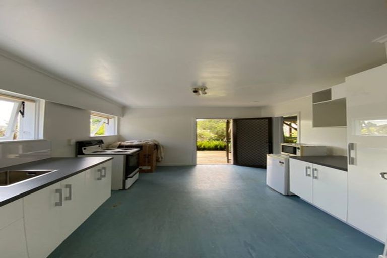 Photo of property in 6 Rewarewa Road, Te Atatu Peninsula, Auckland, 0610