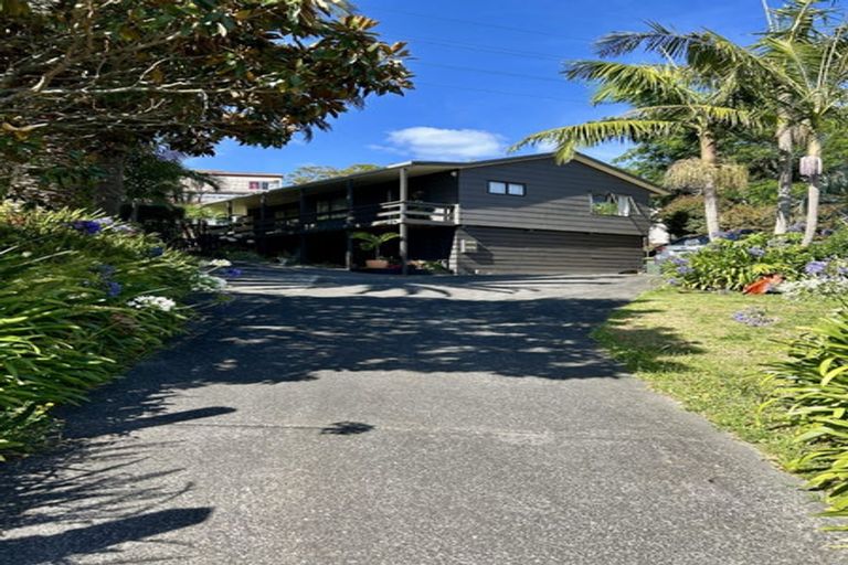 Photo of property in 15 Atlantis Place, Totara Vale, Auckland, 0629