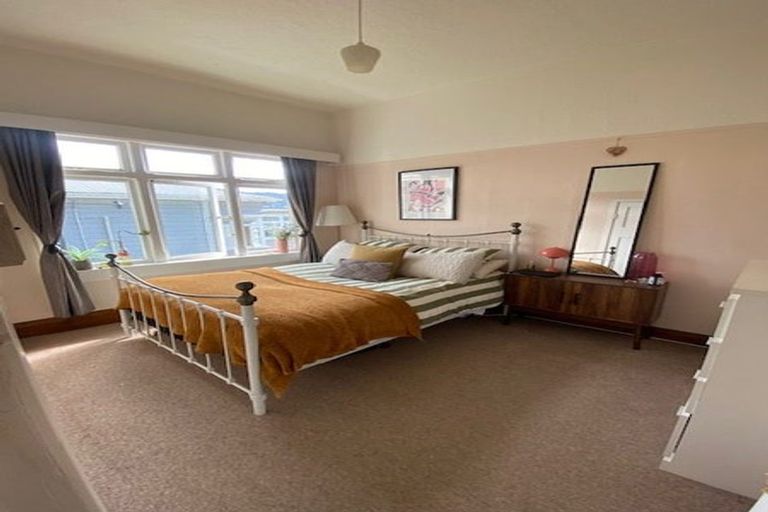 Photo of property in 8 Rixon Grove, Mount Victoria, Wellington, 6011