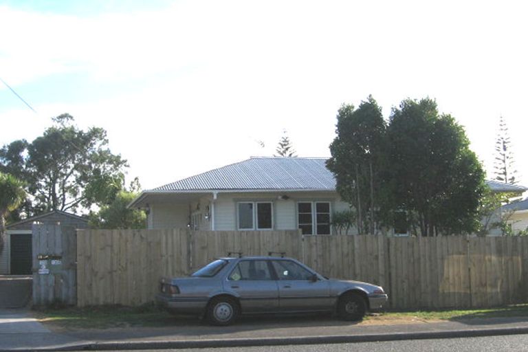 Photo of property in 2/120 Chivalry Road, Glenfield, Auckland, 0629
