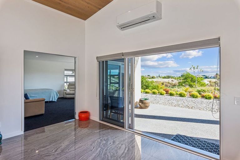 Photo of property in 15 Taranui Way, Paraparaumu Beach, Paraparaumu, 5032