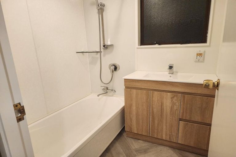 Photo of property in 75 Meadowvale Rise, Titirangi, Auckland, 0604