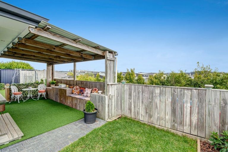 Photo of property in 14 Kingfisher Road, Silverdale, 0932