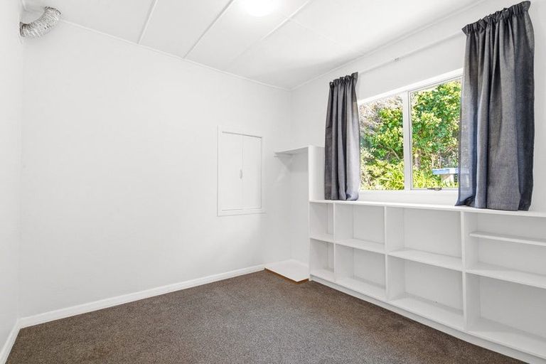 Photo of property in 15 Romney Square, Tawa, Wellington, 5028