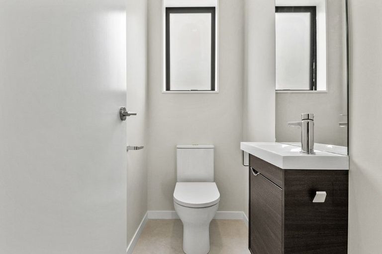 Photo of property in 30 Te Aniwaniwa Terrace, Albany, 0632