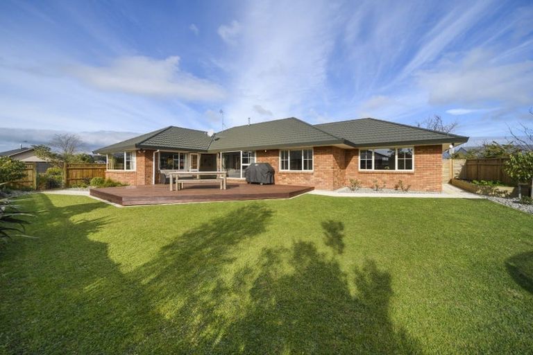 Photo of property in 5 Sycamore Crescent, Fitzherbert, Palmerston North, 4410