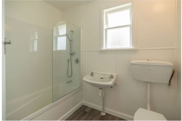 Photo of property in 71 Queenwood Road, Levin, 5510