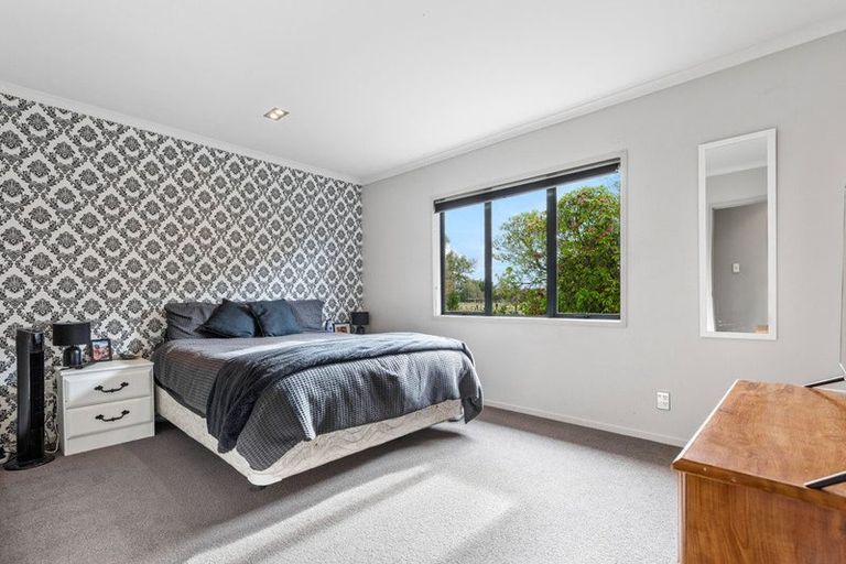 Photo of property in 124 Boord Crescent, Kumeu, 0891