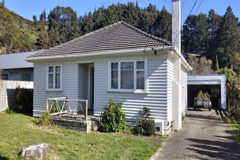 Photo of property in 18 Homedale Road, Wainuiomata, Lower Hutt, 5014