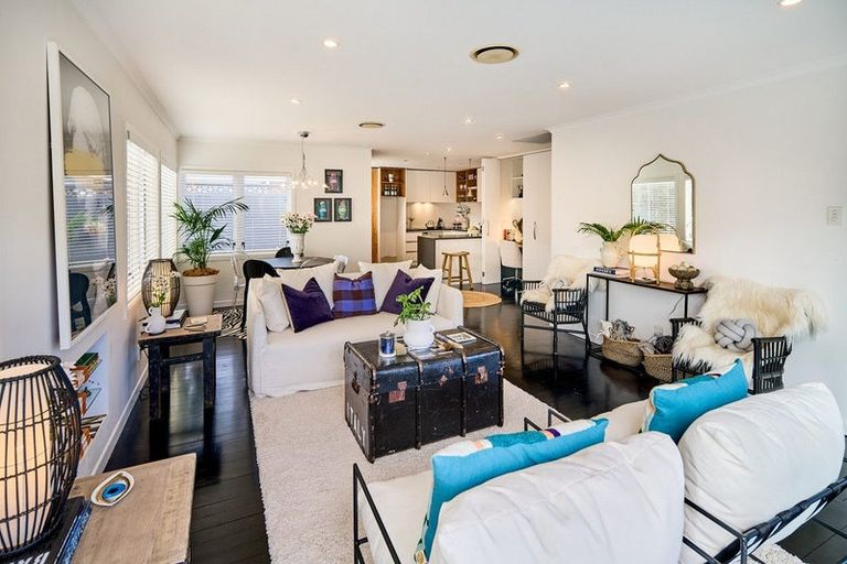 Photo of property in 3 Surrey Street, Tawa, Wellington, 5028