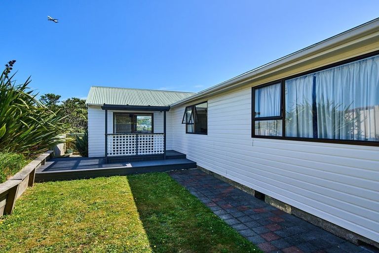 Photo of property in 20 Lyndfield Lane, Newlands, Wellington, 6037