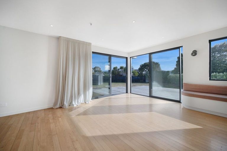 Photo of property in 36 Rewarewa Road, Te Atatu Peninsula, Auckland, 0610